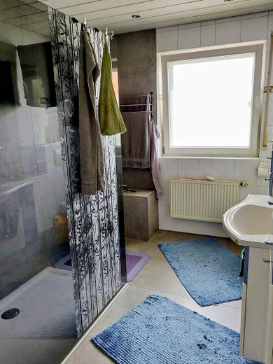 Modernisiertes Reihenmittelhaus mit Garten, Sauna und Photovoltaikanlage – Bad 1. OG
