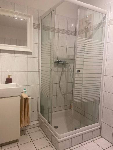 Dusche im Badezimmer