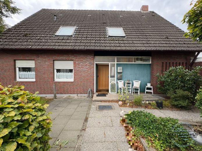Zweifamilienhaus mit Garten und Garage in Zetel zu verkaufen. – Foto 1