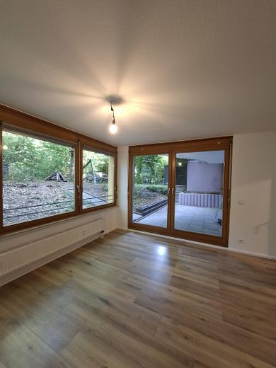 Wohnen wie im Grünen: Frisch renovierte 2-Zimmer-Wohnung (57m2) mit Terrasse & Gartennutzung – Foto 3