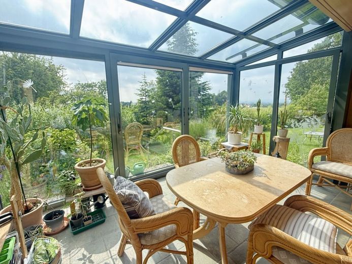 Naturnah leben &amp; Aussicht genießen - mit Garten und Doppelgarage in Exter – Direkter Wintergartenzugang