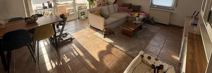 Attraktive 3-Zimmer-Dachgeschosswohnung mit Balkon in guter Lage von Elz – Wohnzimmer
