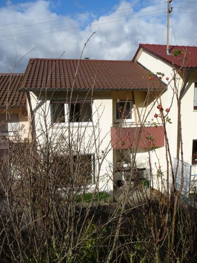 Blick auf das Haus vom Garten