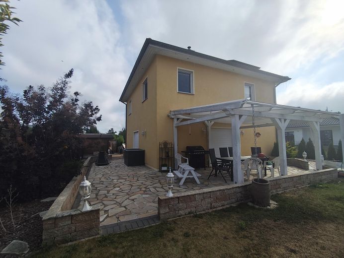 neuwertige smarte Stadtvilla in Bernau bei Berlin ideal für Familien – Aussen mit Terrasse