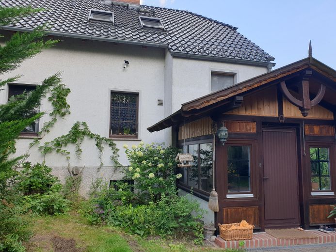Charming country house with living basement, large garden, workshop, two verandas, hobby stable – Haus-Rückseite (West)