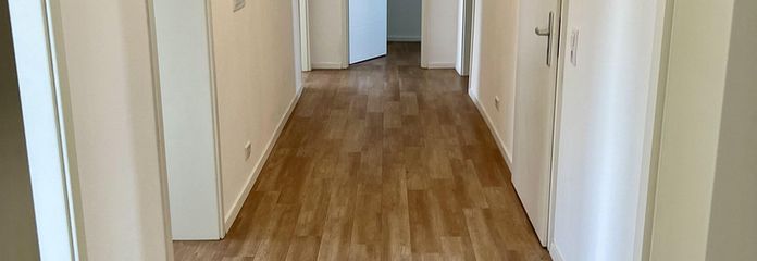 Appartamento di 4 locali | Balcone | Grande cucina | Ripostiglio | Posto auto – Flur