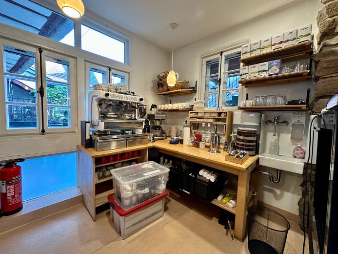 Accogliente caffè di paese cerca un gestore cordiale – Kaffeezubereitung