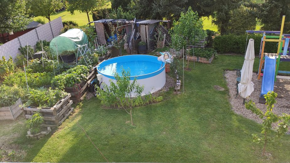 Pool u. Gemüsegarten