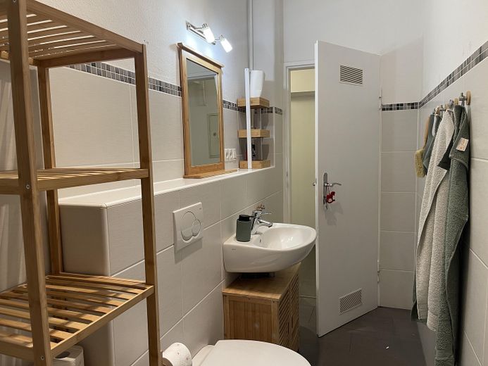 4-osobowe WG oferuje jasny pokój 16 m², w pełni umeblowany – bezpośrednio przy Ringpark, 2 min. od dworca – Bad mit Dusche und Badewanne