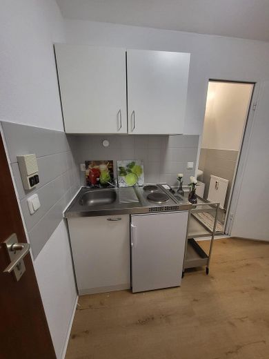 Renoviertes und möbliertes Studentenapartment im Zentrum von Erlangen, provisionsfrei, bezugsfertig – Küchenzeile