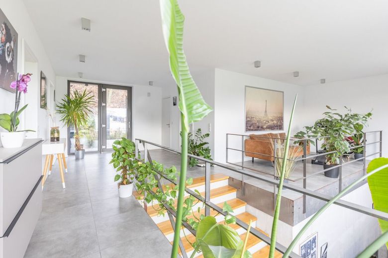 Architektenbungalow mit Split-Level-Bauweise, klarer Formensprache und freiem Landschaftsblick! – Eingangsbereich