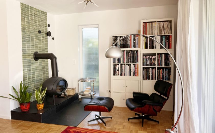 मिड-सेंचुरी मॉडर्न का सपना, हरे-भरे नखलिस्तान में हाल ही में नवीनीकृत – Wohnzimmer/Kaminecke