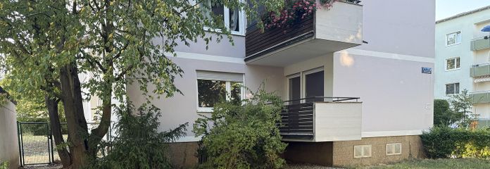 Власний сад площею 314 м²: відремонтована 4-кімнатна квартира у власності з 2 балконами, без комісії – Aussenansicht mit Garten