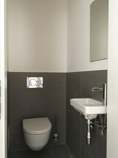 Stilvoll kernsanierte 4-Zi-Altbau-Wohnung – Gäste WC
