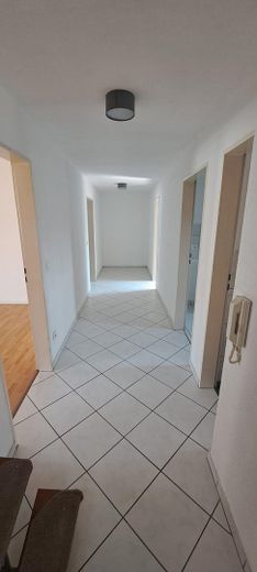 Zentrale provisionsfreie Wohnung in Neu-Ulm, perfekt für eine WG – Flur unten 2