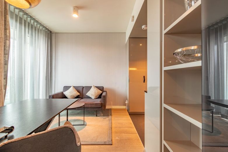 Möbliertes Studio mit Balkon: 10.OG Cloud No.7 über Milaneo – Schreibtisch und Sofa