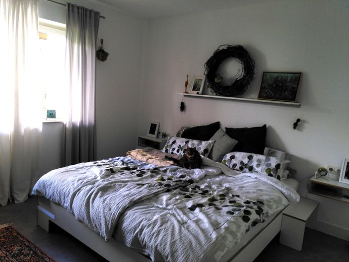 PF-Friedenstraße: curato appartamento di 3,5 locali con balcone, tranquilla posizione nel verde - SENZA PROVVIGIONE – Schlafzimmer mit Gartenruhe