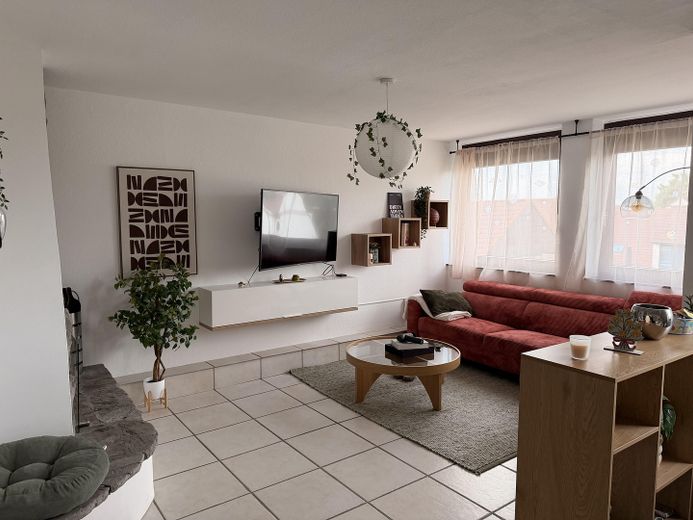 Appartement en duplex avec cheminée et terrasse sur le toit │ Votre nouvel appartement au-dessus des toits de Leverkusen – Wohnzimmer mit Kamin