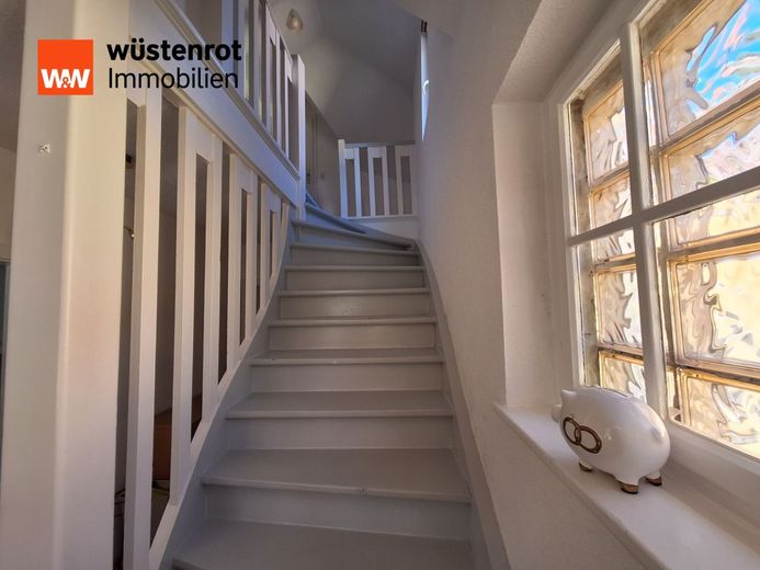 Charmantes Reihenmittelhaus mit schönem Garten in zentraler Wohnlage von Zschornewitz – Treppe zum OG