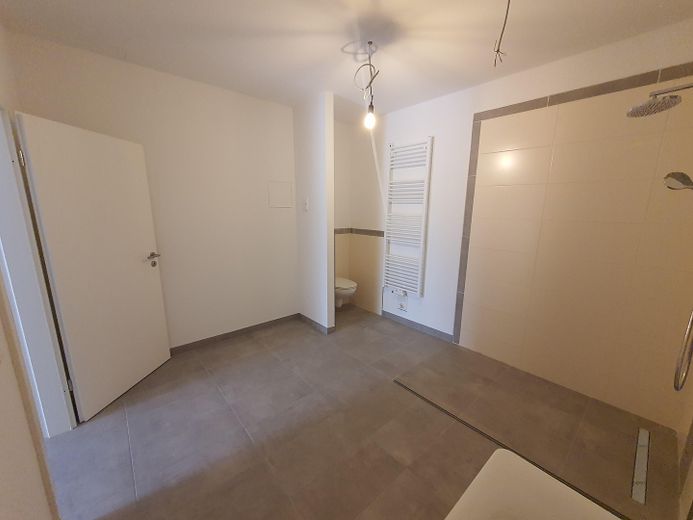 Traumhafte 3 Zimmer EG Wohnung mit Doppelgarage zu vermieten – Badezimmer 