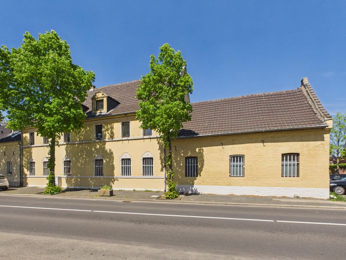 Amplia propiedad en Pulheim, sin comisión – Straßenansicht Haus