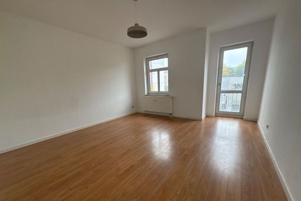 Zzgl EBK** 1. OG / Bad mit Wanne / Laminat - Balkon !