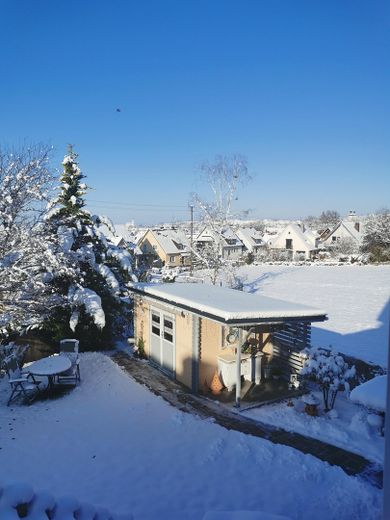 Orman kıyısında sakin bir konumda sıra dışı bir ev. Havuzlu, jakuzili ve uzak manzaralı eşsiz bir mülk. – Winterland
