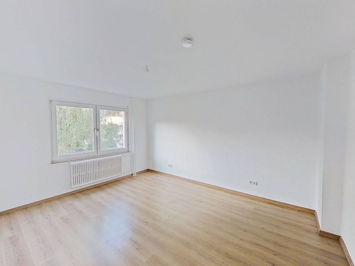 Appartamento ben distribuito con 2 locali, BALCONE e bagno con vasca – Schlafzimmer