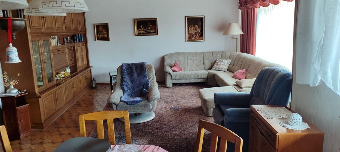 Einfamilienhaus mit Einliegerwohnung, Wintergarten, Garage und Gartenparadies auf 708 m2 – Wohnzimmer OG