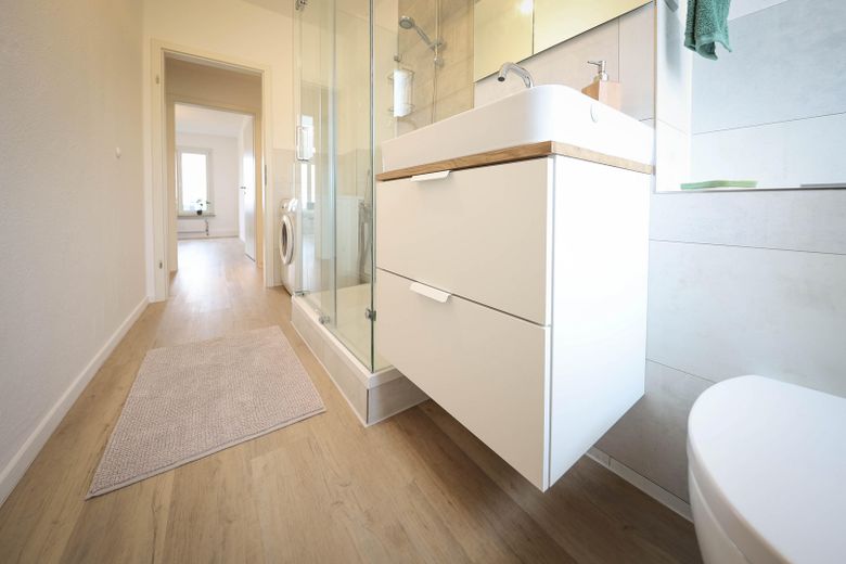Attractively renovated + partially furnished + 3-room apartment, quietly located with fitted kitchen, cellar & bathroom with daylight – Waschtisch mit Schubladen