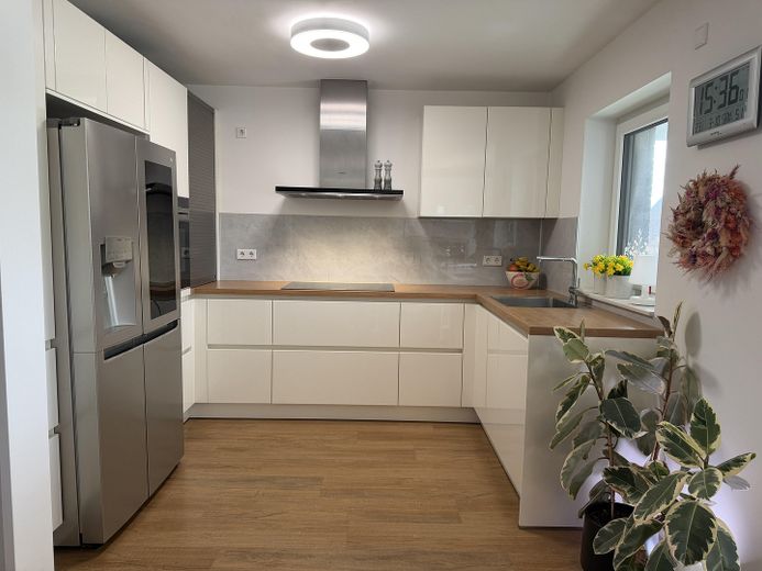 Apartamento de 3 habitaciones como nuevo (año de construcción 2021) con balcón de 15 m², aire acondicionado y plaza de garaje subterráneo – Einbauküche inkl. Markengeräte