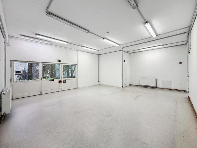 Berlin-Kreuzberg (Bergmannkiez): Gewerberäume mit Betriebswohnung und großem Grundstück – Foto 1
