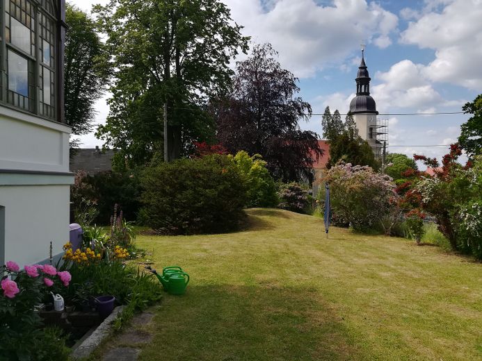 Modernisierte Jugendstilvilla – Blick zur Kirche 