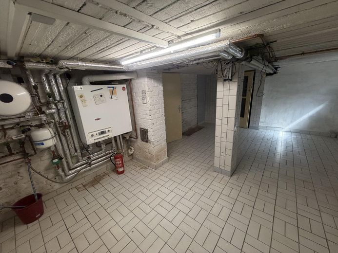 Ländliche Idylle mitten in der Stadt ! Ihr künftiges Zuhause mit herrlichem Garten und 3 Garagen ! – Keller mit Gasheizung
