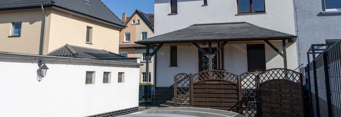 Charmantes Raumwunder mit Urlaubsflair: Doppelhaushälfte mit Pool, Doppelgarage und Gartenhaus !