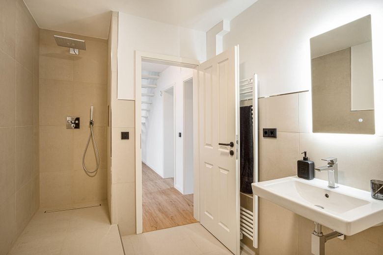 WG-Zimmer - mit eigenem Balkon, Gemeinschaftsterrasse ab 30.11.2026 – Bad 02