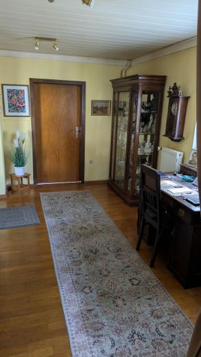 Gepflegtes Zweifamilienhaus mit großem Garten, Garagen und vielfältigen Nutzungsmöglichkeiten – Wohnbereichr EG