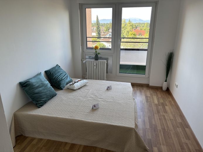 Newly renovated condominium in Geretsried > NO COMMISSION < – Schlafzimmer
