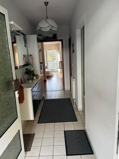 Von Privat an Privat: Außen Understatement – innen exklusiv! – Diele