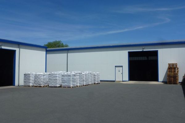 Ampi spazi di stoccaggio: capannone a freddo termicamente isolato con portoni avvolgibili elettrici (ca. 800 m²) e area di stoccaggio all’aperto (ca. 570 m²)