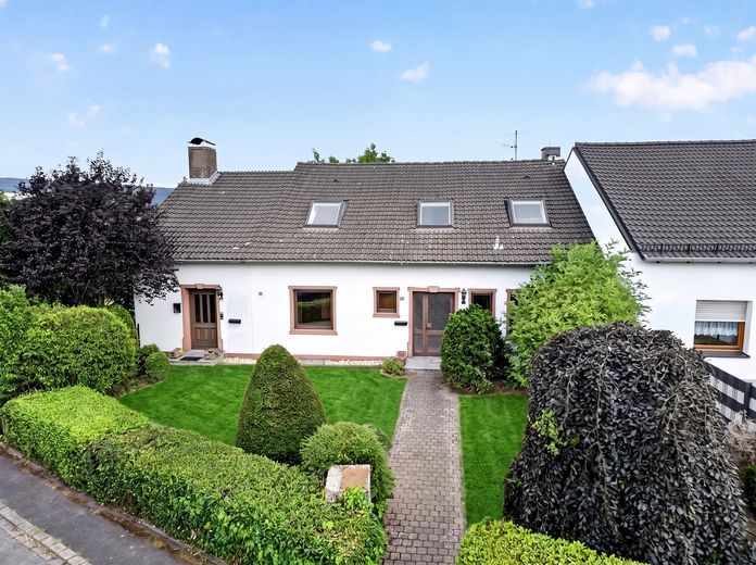 Großzügiges Wohnen mit schönem Garten – Einfamilienhaus mit Einliegerwohnung – Vorderansicht, Eingangstüren