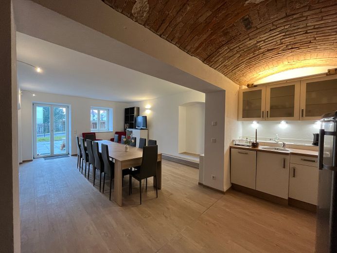 smart single apartment with modern fitted kitchen, ready to move in, right by the Landeskrone, separate parking space available – Gemeinschaftlicher Partykeller