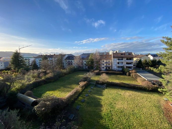 🌿 Bezugsfertig vollmöbliert – 1-Zimmer-Wohnung im vollsanierten A+-Haus mit Balkon! 🌳 – Blick vom Balkon