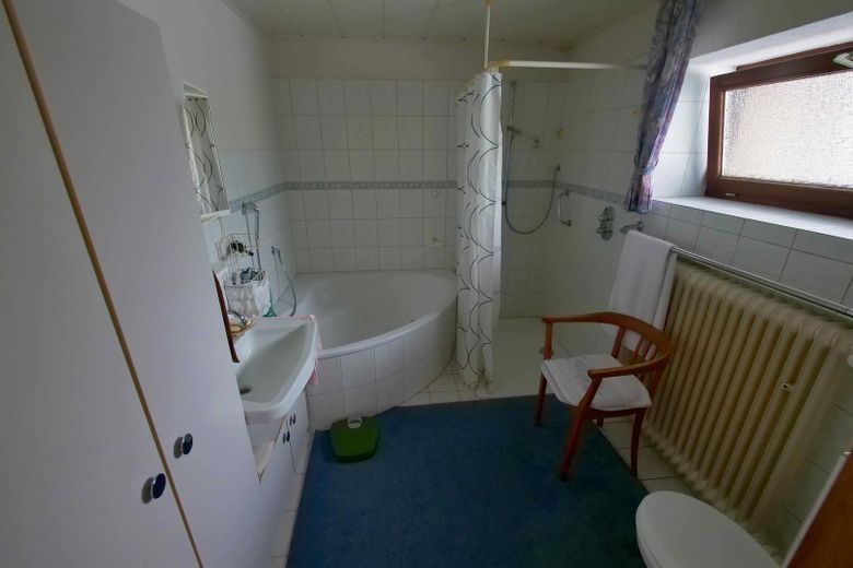 Gepflegtes Einfamilienhaus mit Nebengebäuden & großem Grundstück – Vollbad EG