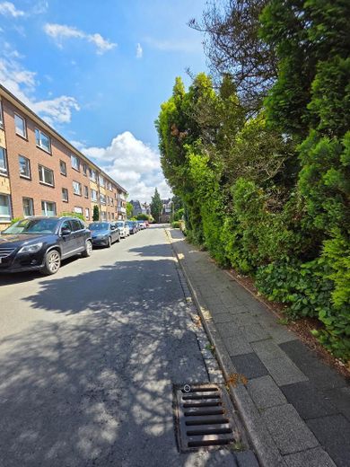 Freistehendes Dornröschen in toller Lage (von privat) – Straße (2)