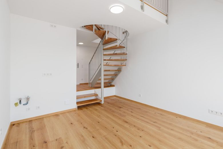 RARITÀ AL LEHEL | Maisonette modernizzata con vista sul verde e posto auto in garage sotterraneo – senza provvigione – Wohn und Kochbereich 4. OG