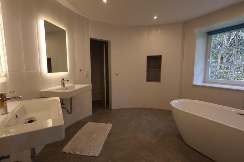 Exklusive Villa mit Wellnessbereich, Pool &amp; großem Grundstück (inkl. Renovierung und neuem Dach) – Elternbad
