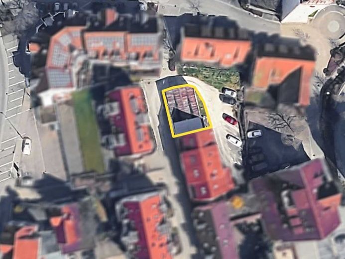 Działka budowlana w centralnej lokalizacji – cena obejmuje projekty architektoniczne i pozwolenie na budowę domu dla 8 rodzin – Zdjęcie 1