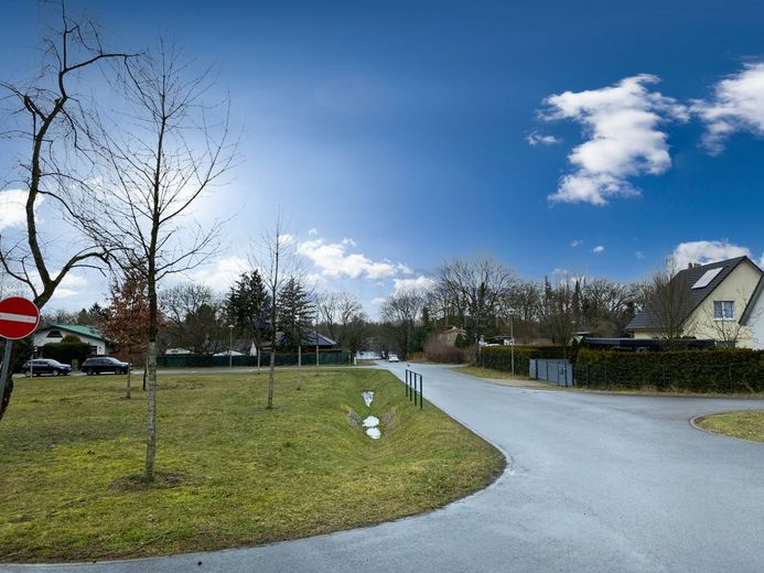 Baugrundstück für Einfamilienhaus mit großem Garten in ruhiger Lage nahe See im Berliner Umland – Blick zum See