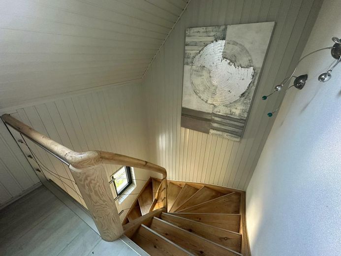 Wohnensemble aus zwei verbundenen Hausteilen – 244 m² Wohnfläche, Wintergarten & Sauna – Treppe Vorderhaus 1. Stock